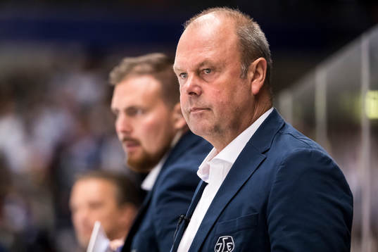 Leksands tränare Per-Erik Johnsson  i ishockeymatchen i