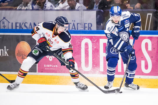 Djurgårdens Lukas Vejdemo i kamp om pucken med Leksands