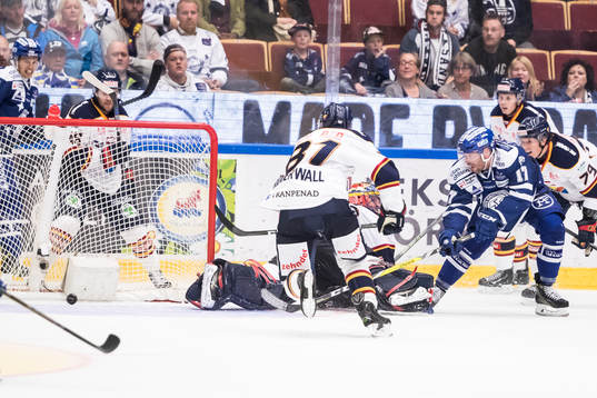 Leksands Jesper Ollas  reducerar till 2-4 i ishockeymatchen