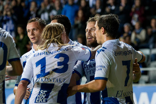 IFK Göteborgs Elias Mar Omarsson omfamnar Tobias Hysén