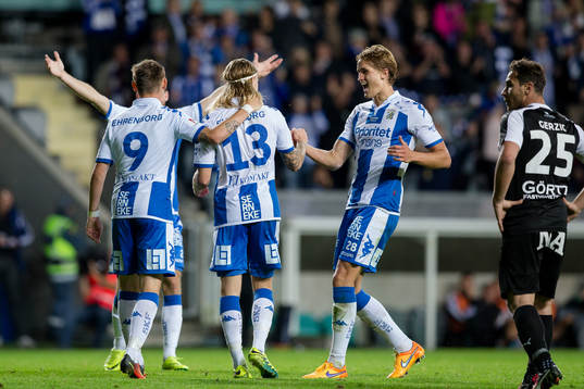 IFK Göteborgs Elias Mar Omarsson jublar och omfamnas av