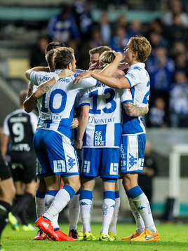 IFK Göteborgs Elias Mar Omarsson jublar och omfamnas av