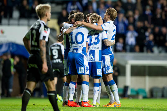 IFK Göteborgs Elias Mar Omarsson jublar och omfamnas av