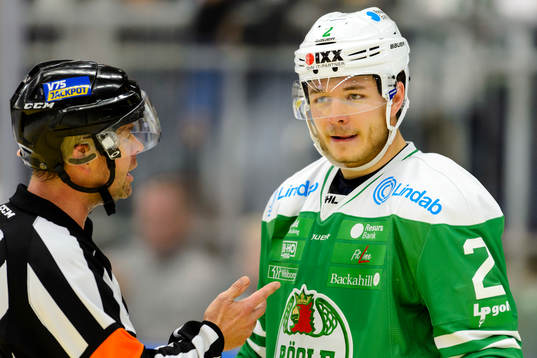 Rögles Anton Cederholm pratar med domare Patrik Sjöberg