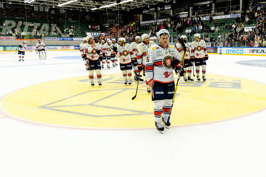 Växjös spelare jublar och lämnar isen