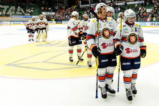 Växjös spelare jublar och lämnar isen