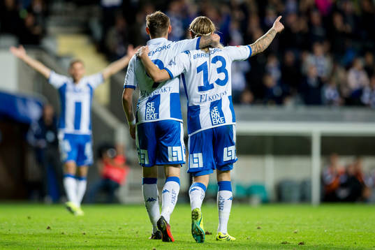 IFK Göteborgs Elias Mar Omarsson jublar och omfamnas av