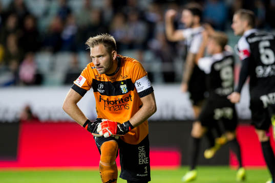 IFK Göteborgs målvakt John Alvbåge deppar