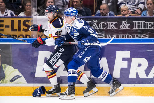 Leksands Martin Karlsson tacklar Djurgårdens Mikko Kousa i