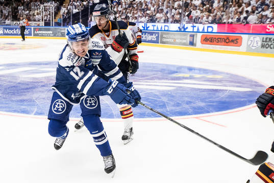 Leksands Fredrik Forsberg  i ishockeymatchen i SHL mellan