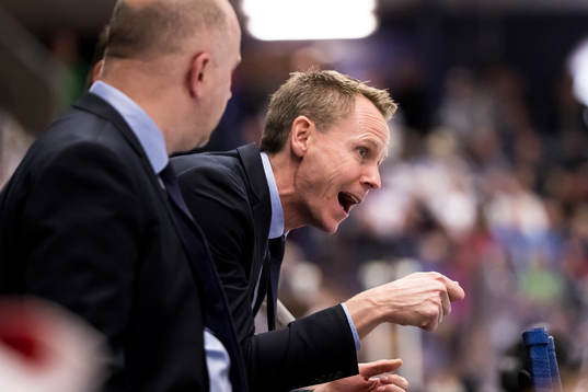 Djurgårdens tränare Robert Ohlsson  i ishockeymatchen i