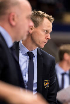 Djurgårdens tränare Robert Ohlsson  i ishockeymatchen i