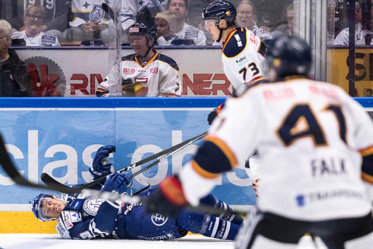 Leksands Jon Knuts tacklas av Djurgårdens Adam Ollas