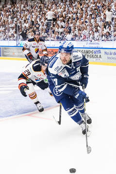Leksands Jesper Ollas  jagas av Djurgårdens Matt Anderson