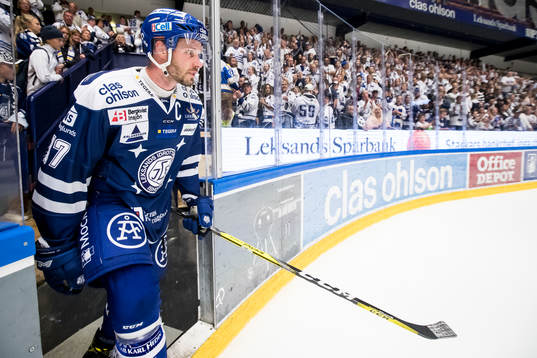 Leksands Jesper Ollas  i ishockeymatchen i SHL mellan
