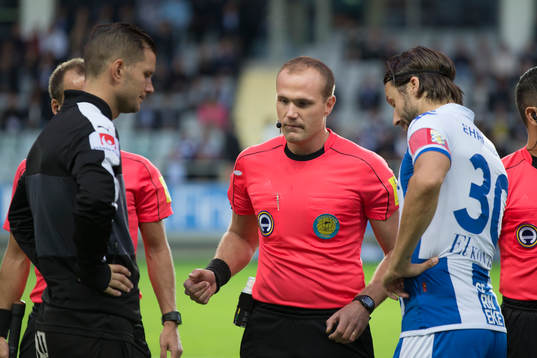 Domare Patrik Eriksson singlar slant innan fotbollsmatchen