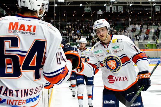 Växjös Dennis Everberg jublar med båset