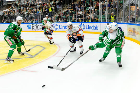 Växjös Cory Murphy och Rögles Filip Karlsson i kamp om