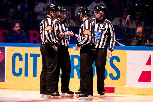 Domare Mikael Andersson, Tobias Björk och linjemän Daniel