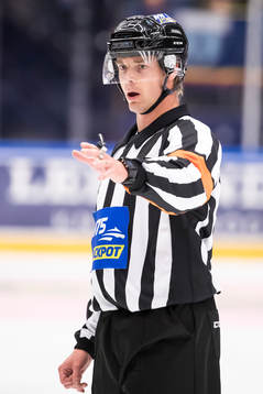 Domare Mikael Andersson i ishockeymatchen i SHL mellan