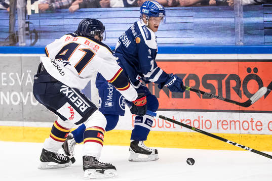 Djurgårdens Alexander Falk och Leksands Johan Olofsson i