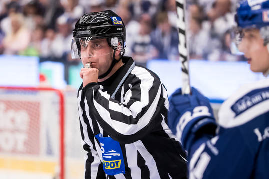 Linjedomare Emil Persson i ishockeymatchen i SHL mellan