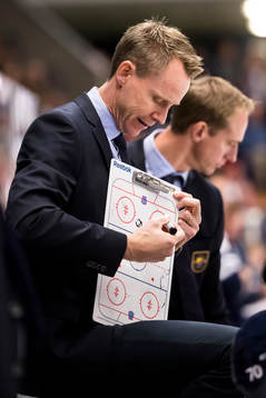 Djurgårdens tränare Robert Ohlsson  i ishockeymatchen i