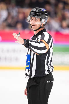 Domare Tobias Björk i ishockeymatchen i SHL mellan Leksand