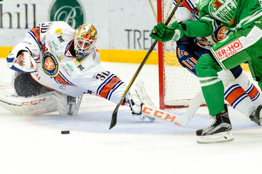 Växjös målvakt Joacim Eriksson räddar ett skott
