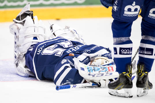 Leksands målvakt Atte Engren  träffas av en puck på