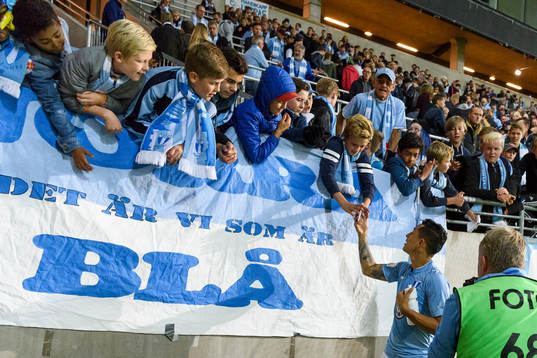 Malmö FFs Yoshimar Yotún hälsar på unga supportrar
