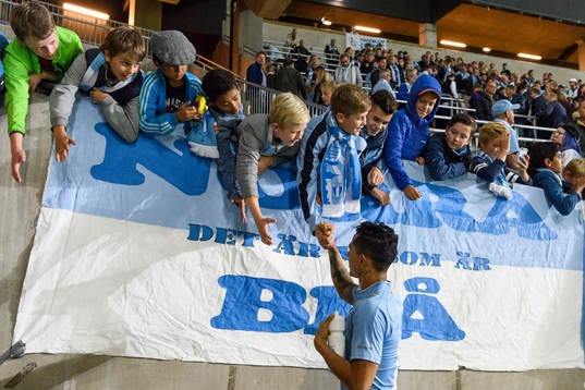 Malmö FFs Yoshimar Yotún hälsar på unga supportrar