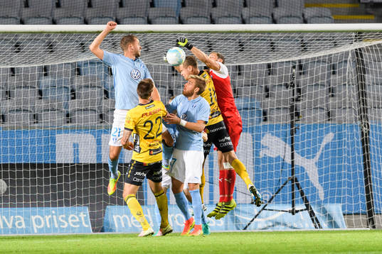 Kamp i Malmö FFs straffområde med Malmö FFs målvakt