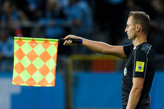 Linjedomaren vinkar för offside