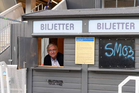 Malmö FFs biljettsäljare Christer väntar på