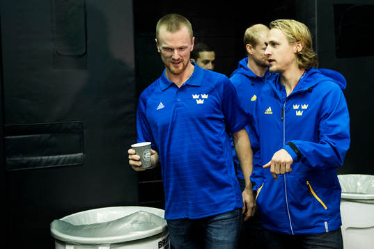 Sveriges Henrik Sedin och Carl Hagelin kommer in till