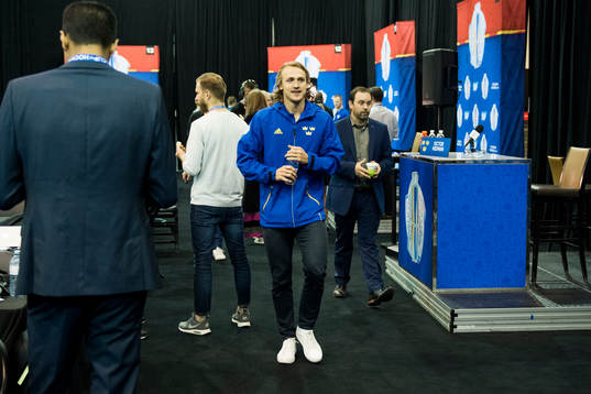 Sveriges Carl Hagelin lämnar en pressträff med Sveriges