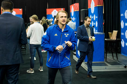 Sveriges Carl Hagelin lämnar en pressträff med Sveriges