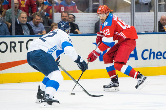Rysslands Artem Anisimov bevakas av Finlands Ville Pokka