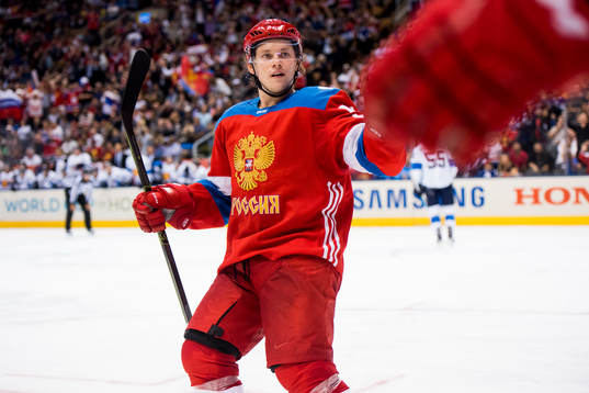 Rysslands Vladimir Tarasenko jublar mot Evgeni Malkin som