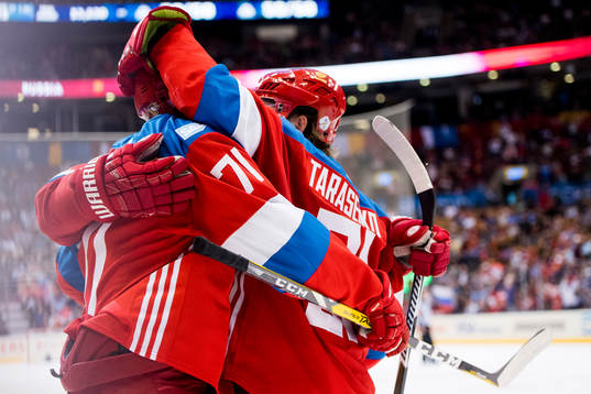 Rysslands Evgeni Malkin jublar med Vladimir Tarasenko