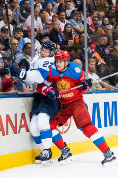 Rysslands målvakt Sergei Bobrovsky trycker till Finlands