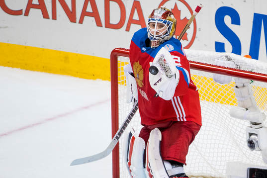 Rysslands målvakt Sergei Bobrovsky räddar en puck