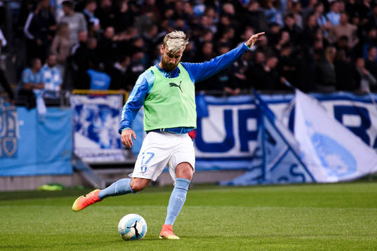 Malmö FFs Rasmus Bengtsson värmer upp före