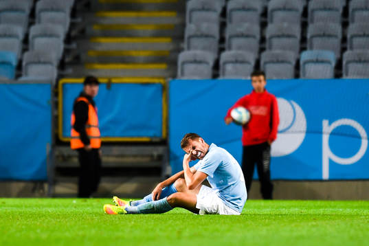 Malmö FFs Kari Arnason tvingas lämna planen