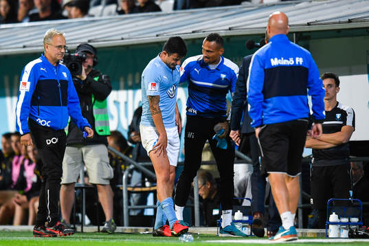 Malmö FFs Behrang Safari lämnar planen skadad