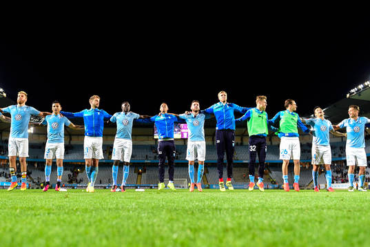 Malmö FFs spelare med Erdal Rakip i mitten jublar