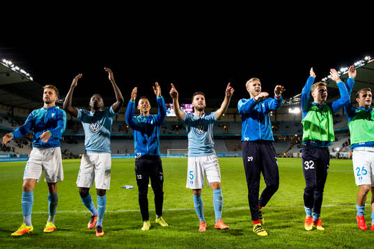 Malmö FFs spelare med Erdal Rakip jublar mot publiken