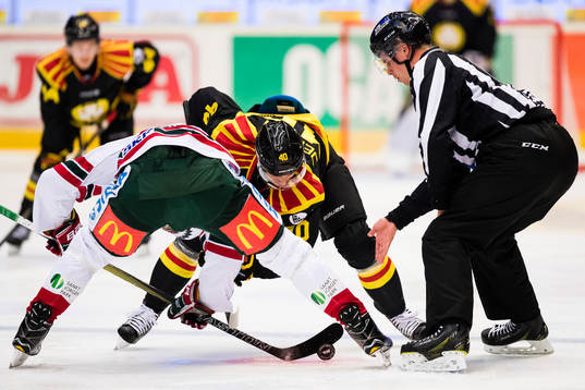 Frölundas Johan Sundström och Brynäs Jesper Jensen tekar