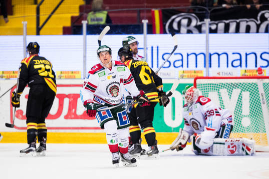 Frölundas Nicklas Lasu och målvakt Dan Bakala deppar